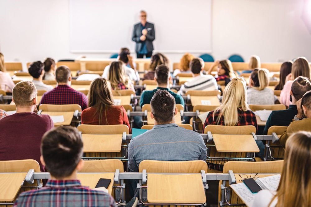 Carreras universitarias poco conocidas en Chile con alta empleabilidad futura