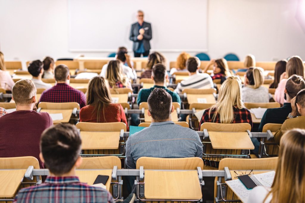 Carreras universitarias poco conocidas en Chile con alta empleabilidad futura